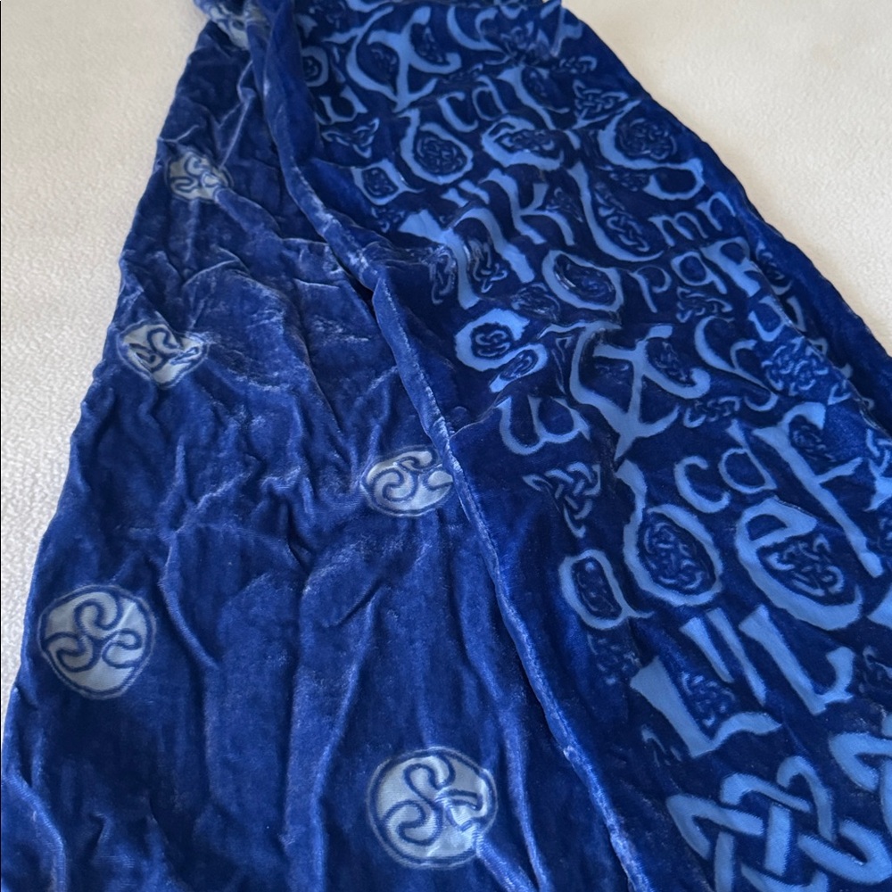 Traditional Craft Silk blend Burnout Velvet Celtic Knot Triskele Scarf Irish - Picture 5 of 5